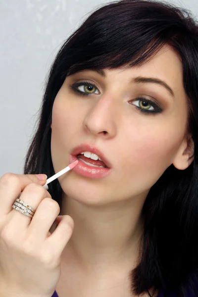 Mulher jovem bonita aplica maquiagem (7 ) — Fotografia de Stock