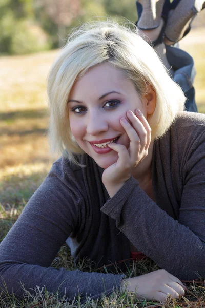 Vacker blondin utomhus (5) — Stockfoto