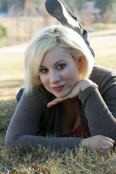 Vacker blondin utomhus (7) — Stockfoto