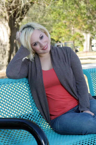 Belle blonde décontractée sur un banc de parc (3 ) — Photo