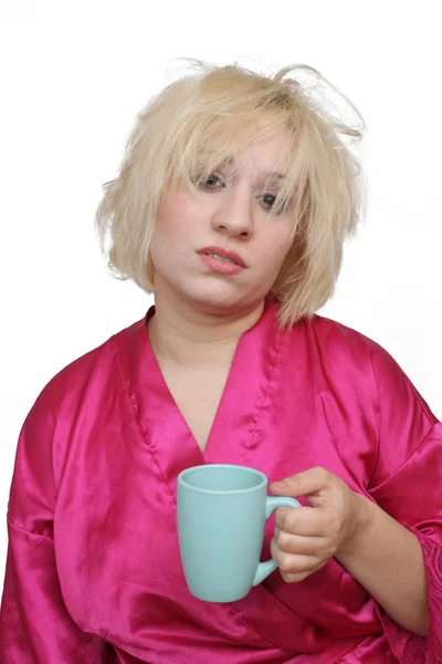 Ворчливая блондинка с пустой чашкой кофе (1 ) — стоковое фото