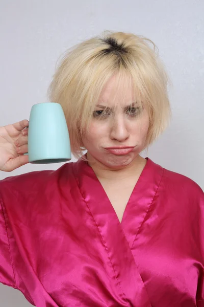 Sursmurf blond med tom kaffekopp – stockfoto