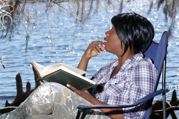 Kvinna läser utomhus (1) — Stockfoto