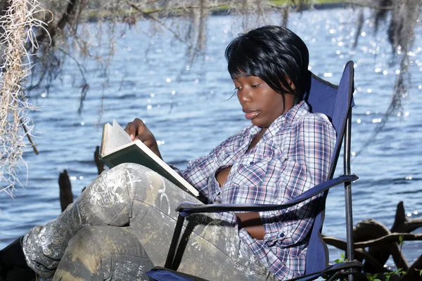 Žena čte venku (2) — Stock fotografie