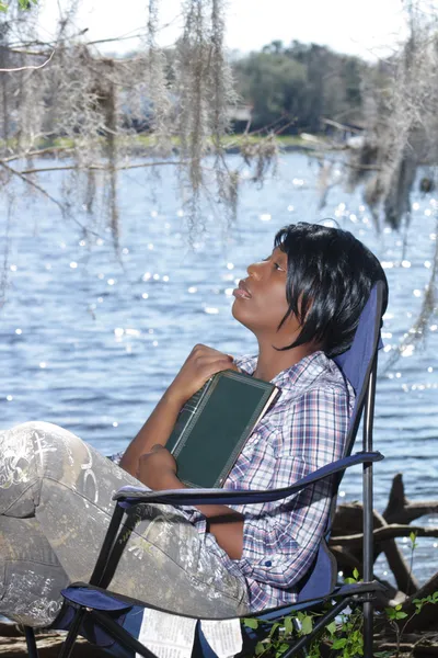 Femme lisant en plein air (3 ) — Photo