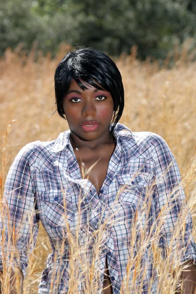 Krásná mladá žena ve vysoké trávě (1) — Stock fotografie