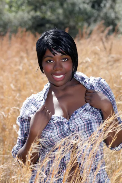 Krásná mladá žena ve vysoké trávě (2) — Stock fotografie