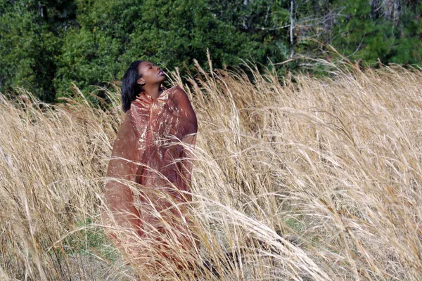 Krásná žena venku ve vysoké trávě (6) — Stock fotografie