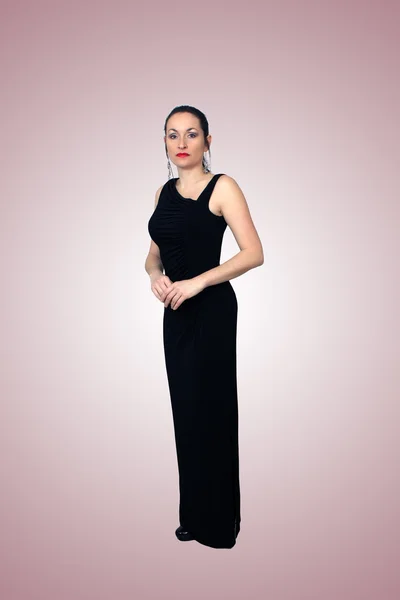 Schöne Brünette trägt ein langes schwarzes Kleid (1) — Stockfoto