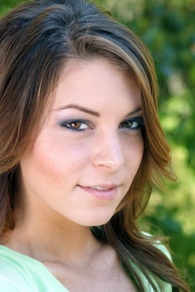 Mooie jonge brunette, outdoor headshot (2) — Stockfoto