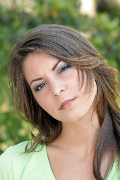 Mooie jonge brunette, outdoor headshot (4) — Stockfoto