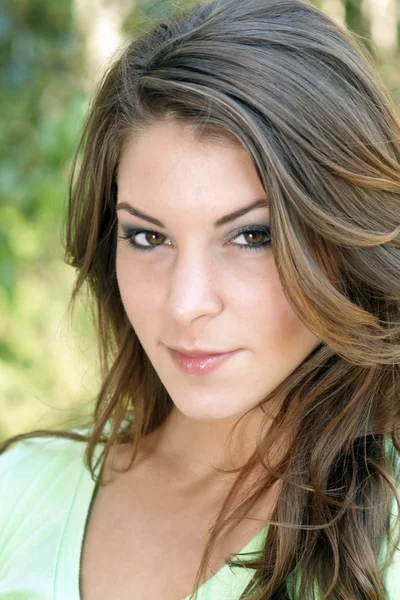 Mooie jonge brunette, outdoor headshot (5) — Stockfoto