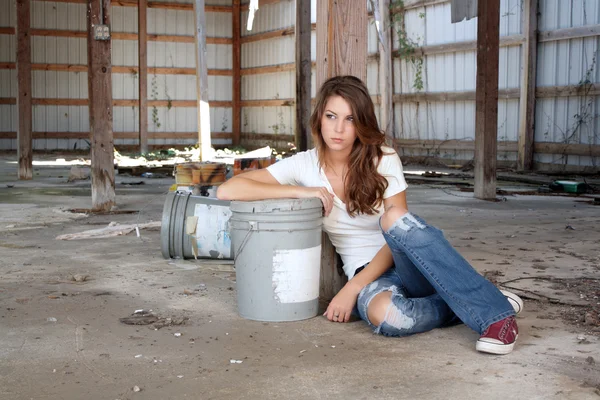 Linda morena sentada em um armazém abandonado (5 ) — Fotografia de Stock