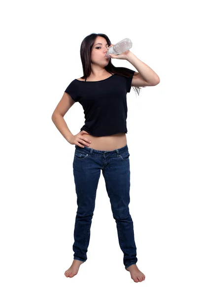 Bastante morena bebe agua — Foto de Stock