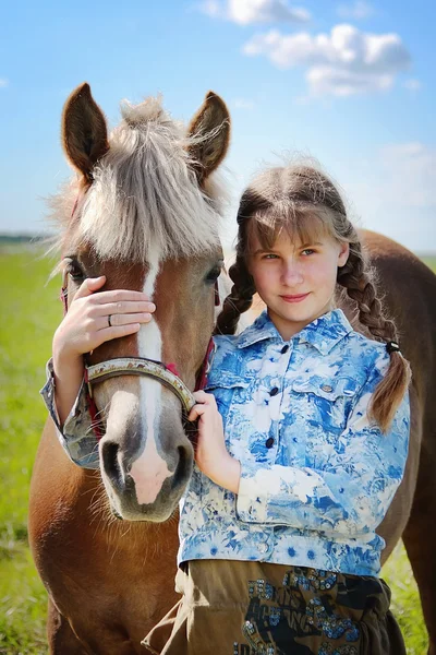 Fille et cheval — Photo