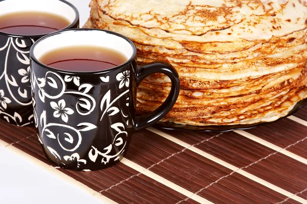 Tee und ein Pfannkuchen — Stockfoto