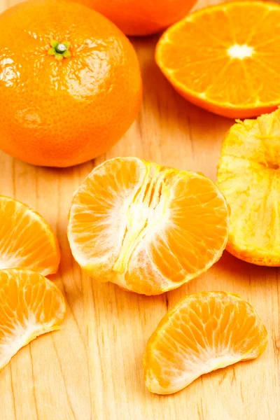 Secciones de naranja mandarina en el tablero de corte — Foto de Stock