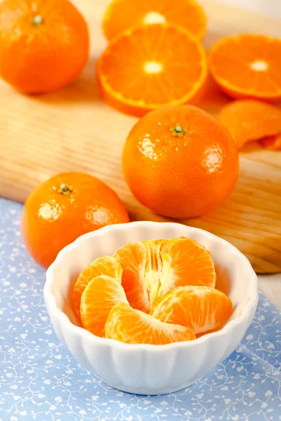 Mandarynkowa pomarańcza sekcje w misce biały — Zdjęcie stockowe