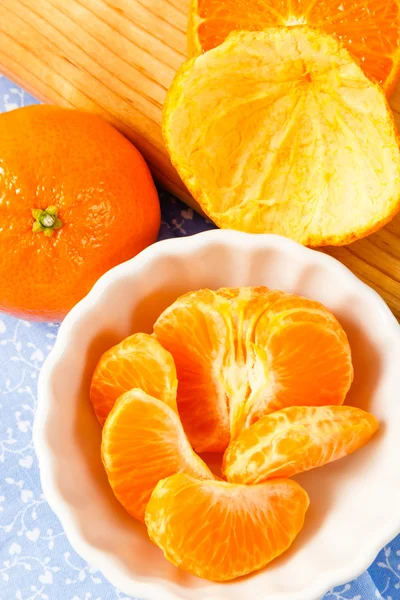 Seções de laranja mandarim suculento fresco — Fotografia de Stock