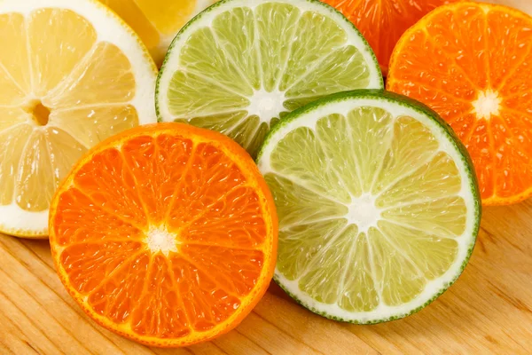 Zitrusfrüchte, Limetten, Zitronen und Orangen in Scheiben geschnitten — Stockfoto