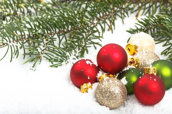 Närbild av röda och gröna christmas ornament — Stockfoto