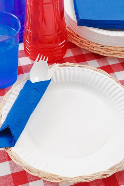 Червоний, білий і синій пікнік таблиці налаштування — стокове фото