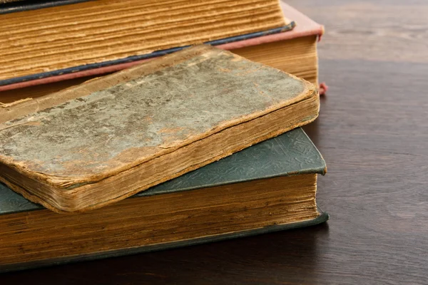 Stapel antiker zerfledderter Bücher — Stockfoto