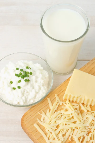 Вид сверху на свежее молоко и молочные продукты — стоковое фото