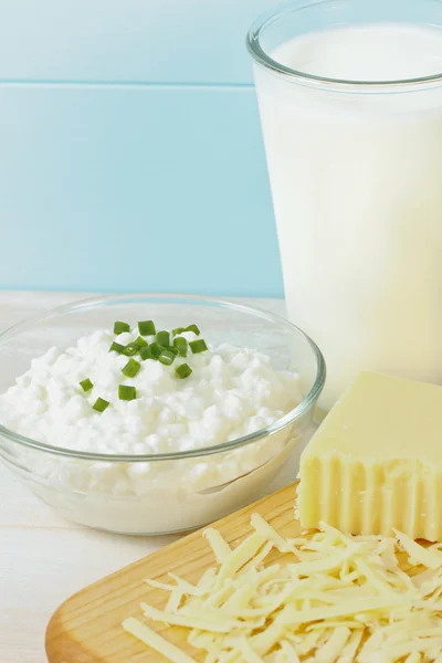 Close-up de leite fresco e produtos de queijo — Fotografia de Stock