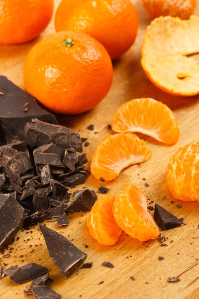 Donkere chocolade en sinaasappelen — Stockfoto