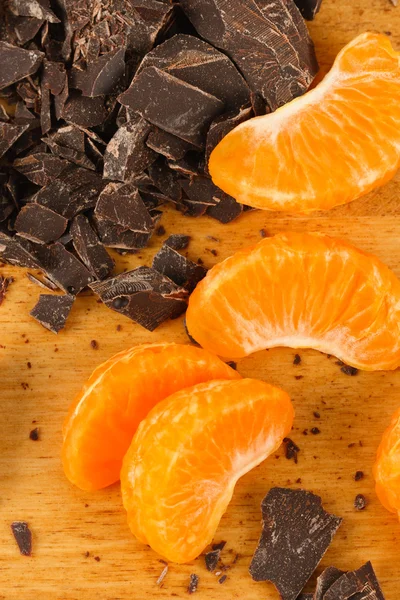 Mandarinen mit Schokoladenstücken — Stockfoto