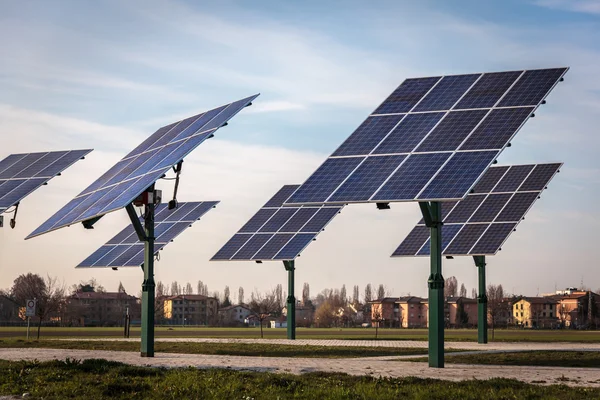Odnawialne źródła energii - kolektory słoneczne — Zdjęcie stockowe