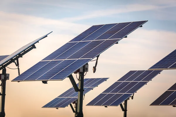 Förnybar energi - solpaneler Royaltyfria Stockbilder