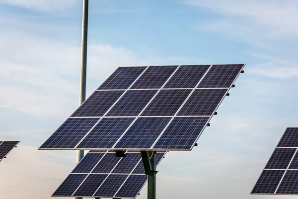 Energia renovável - Painéis solares — Fotografia de Stock