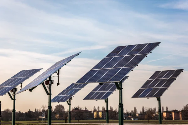 Obnovitelné zdroje energie - solární panely — Stock fotografie