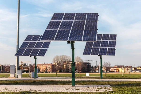 Возобновляемые источники энергии - Солнечные панели — стоковое фото