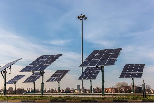 Возобновляемые источники энергии - Солнечные панели — стоковое фото