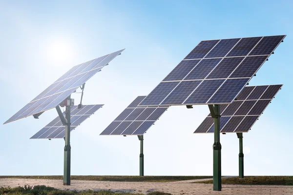 Obnovitelné zdroje energie - solární panely — Stock fotografie