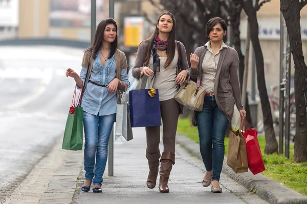 Alışveriş yaparken mutlu kızlar — Stok fotoğraf