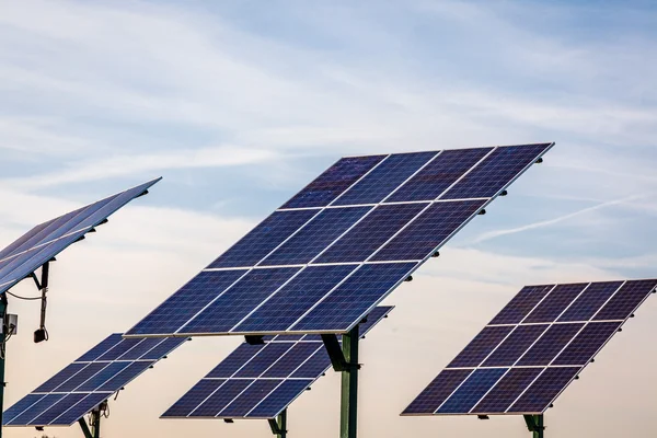 Energía renovable - Paneles solares Fotos de stock libres de derechos