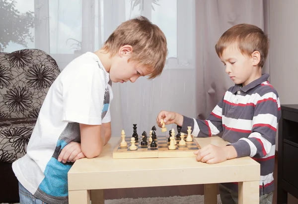 Dos chicos jugando ajedrez en casa —  Fotos de Stock