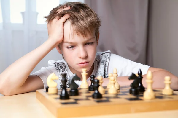 Συλλογισμένος έφηβος παίζοντας σκάκι — Φωτογραφία Αρχείου