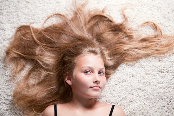 Porträt eines schönen Mädchens mit langen Haaren. — Stockfoto