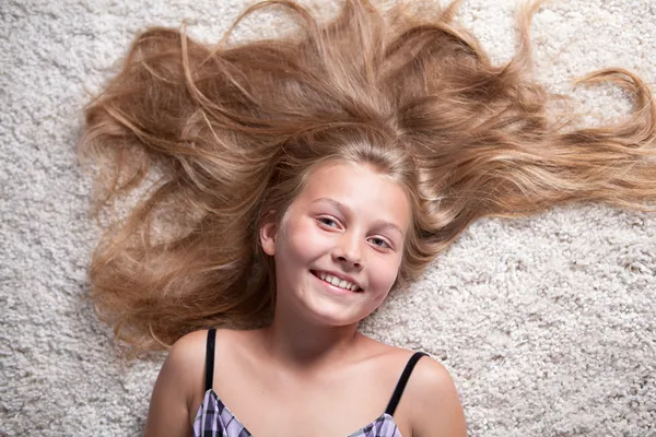 Retrato de menina bonita com cabelo comprido . — Fotografia de Stock