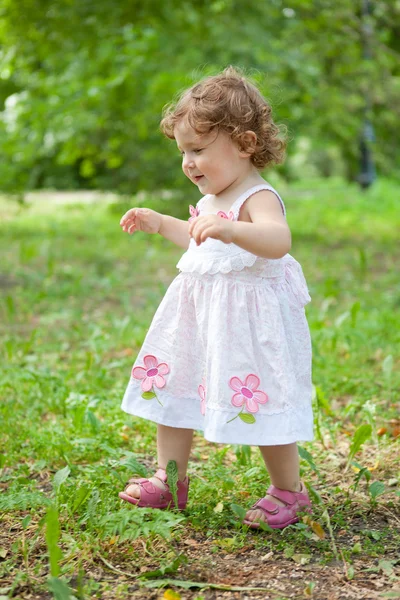 Bambina corse attraverso l'erba verde — Foto Stock