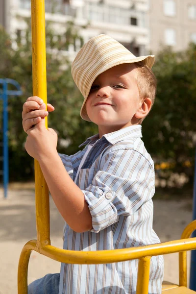 Porträtt av ung pojke i hatt — Stockfoto