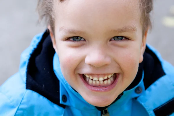 Πορτρέτο του γέλιου αγόρι, κινηματογράφηση σε πρώτο πλάνο — Φωτογραφία Αρχείου