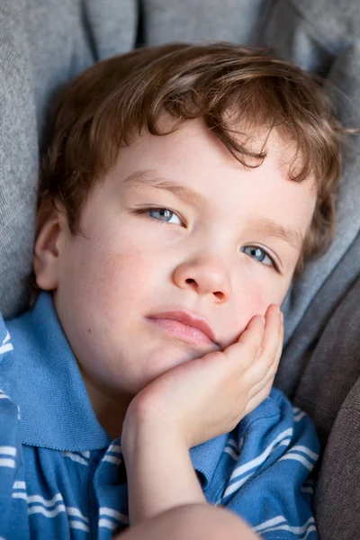 Porträtt av sorgligt vacker pojke — Stockfoto