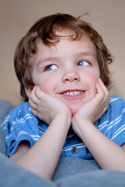 Porträtt av leende glada pojke — Stockfoto