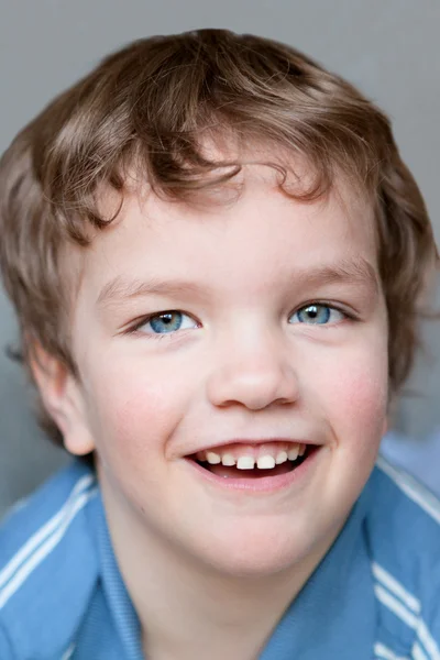 Porträt eines lächelnden fröhlichen Jungen — Stockfoto